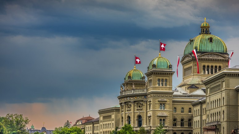 Gewitterstimmung ueber dem Bundeshaus